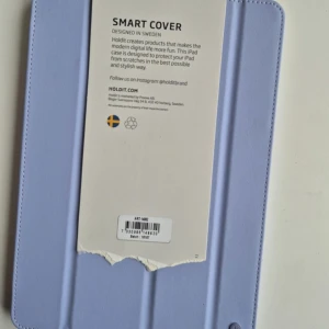 Ljuslila iPad fodral från Holdit Ipad air 9.7 - Säljer ett nytt(förpackningen är öppnad) ljuslila iPad-fodral från Holdit. Fodralet är stilrent och har vikbar framsida som gör det enkelt att ställa upp din iPad. Perfekt för att skydda din surfplatta med en snygg look.