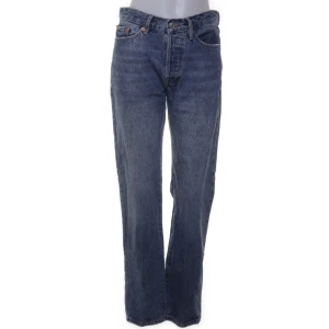 Blå jeansbyxor från 157 Seattle - Klassiska blå jeansbyxor från 157 Seattle med rak passform och normal midja. Jeansen har fem fickor, dragkedja och knapp framtill. Perfekta för en avslappnad och tidlös stil. Köpta från sellpy men de passade nt så är aldrig använda🤍