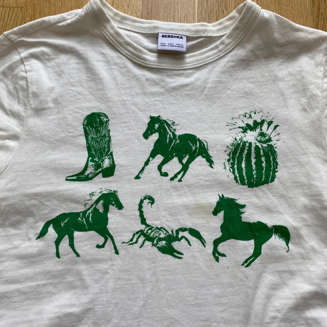 Vit croppad t-shirt med grönt westerntryck från Bershka - 1