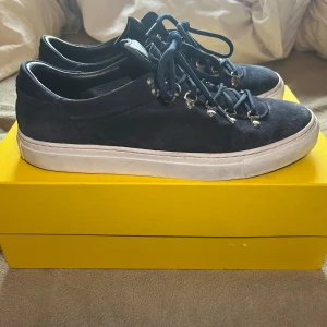 Diemme marostica low  - Säljer ett par mörkblå sneakers från Diemme med mockaöverdel och vita platta sulor. Skorna har rund tå och snörning med metallöglor för en sportig look. Perfekta för dig som gillar stilrena och bekväma skor. Den mest populära färgen navy suede. Storlek 42, säljs för endast 2799kr! Nypris 4000kr 