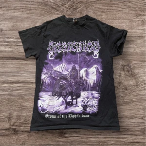 Dissection tröja  - Säljer en svart band-tshirt från Gildan med stort tryck av bandet Dissection och motiv på framsidan samt text och symbol på baksidan. Säljer då jag är i behov av pengar. 