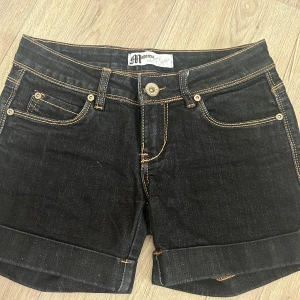 lowrise shorts från madonna demin - lågmidjade svarta shorts från madonna denim. passar some small-medium. pris kan diskuteras 💗💗