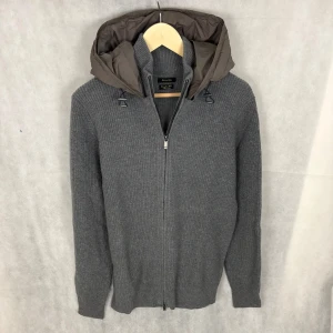 Massimo dutti cardigan  - Nyskick! Inge tecken på användning. Modellen är 185 och bär L passar M