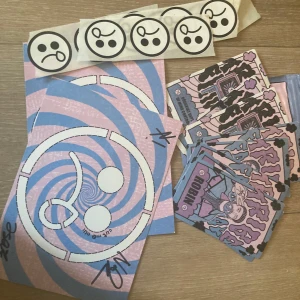 Tribe Friday Merch - Merch från bandet Tribe Friday. Innefattar 8 st samlarkort, 2 st  ”vykort” (varav ett signerat) samt 12 st klistermärken. 