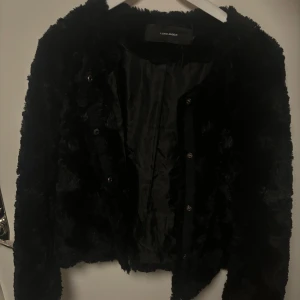 Svart pälsjacka från Vero Moda - Säljer en svart pälsjacka från Vero Moda i storlek S, som ny❣️
