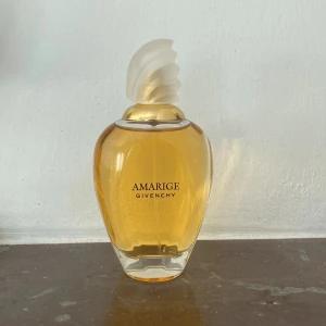AMARIGE Givenchy parfym 100ml - En mycket kvinnlig doft, säljer då detta inte är min doft.  100 ml. Sprayat ca 3 gånger. Förpackningen är slängd. 