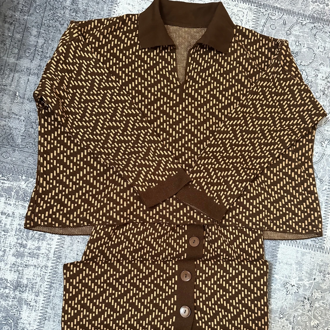 Brunmönstrad kofta med krage - 2