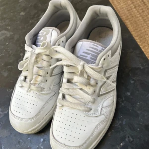 Vita New Balance 480 sneakers - Säljer ett par vita New Balance 480. Fint skick. Görs ren innan de skickas. Hör av er vid fler frågor!
