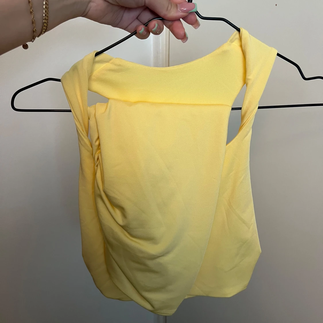 Gul tight kortklänning i tvådelad look - 1