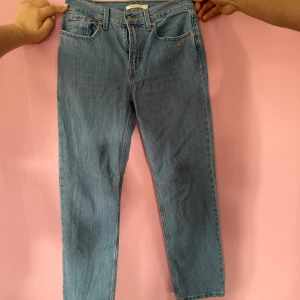 Levi's Low Pro Straight jeans ljusblå - Ljusblå Levi's Low Pro Straight jeans med klassisk femficksdesign och raka ben. Byxorna har låg midja och är tillverkade i jeansmaterial. Perfekta för en avslappnad och tidlös look. Har används max tre gånger! 