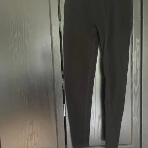 Svarta leggings - Säljer ett par klassiska svarta leggings med tight passform. Perfekta att matcha med oversized tröjor eller hoodies. Mjukt och stretchigt material som sitter skönt hela dagen.