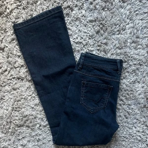 Lågmidjade jeans - Lågmidjade jeans från esprit i storlek 26/30! Midjemåttet är 36 cm tvärs över och innerbenslängden är 76 cm💕