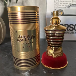 Jean Paul Gaultier Le Male Elixir 125ML - 125 ml nästan aldrig använd säljs pågrund av att den inte kommer till användning och inte riktigt passar mig, skulle säga att de är ungefär 115ML eller mer kvar i den har verkligen inte användts mycket 
