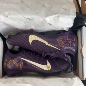 nike mercurial vapor 16 Elite - Nike mercurial vapor 16 Elite Mbappe Edition. Ett par lila fotbollsskor från Nike. Skorna kommer i originalkartong och kvitto finns. De är använda 3 gånger och säljs pågrund att de var lite för små. Nypris 3499 kr. Hör av dig vid frågor!