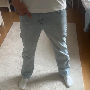 Levis jeans - Supersköna Levis jeans i storleken 14a (164cm) och modellen Stay Loose endast lappen bak som är borta och en liten fläck som förmodligen går bort i tvätten (se bild 4) därav priset annars super sjyssta till sommaren🕶️⛱️🍉 