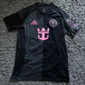 Helt ny Inter Miami Messi tröja  - Storlek S  Helt ny, bara testat     #messi #barcelona #fotbollströja #footballshirt #intermiami #jersey #adidas