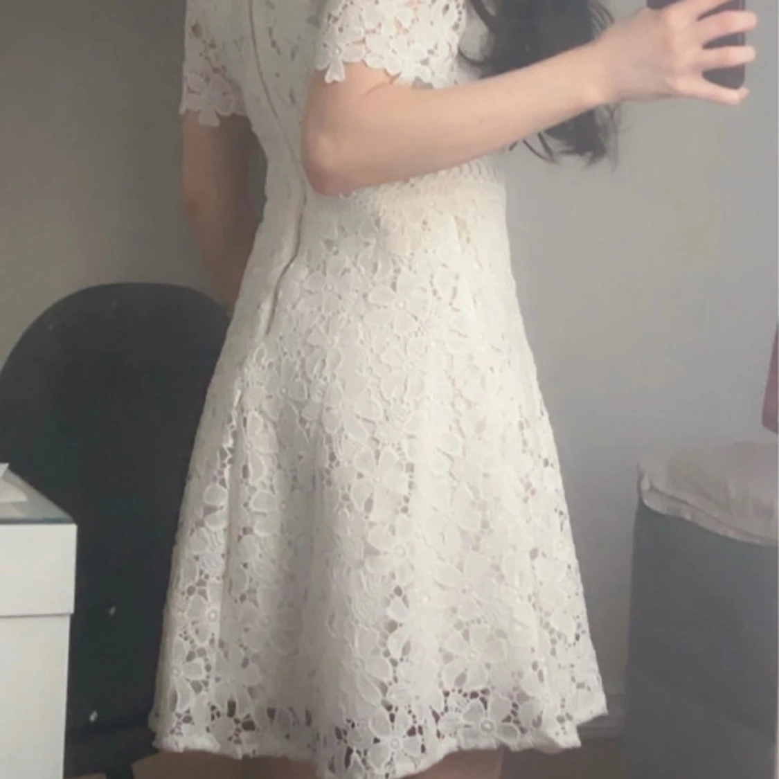 Vit spetsklänning med blommigt mönster - 2