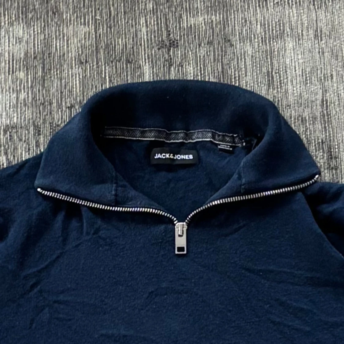 Mörkblå tröja med dragkedja från Jack & Jones - 1