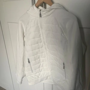 Vit Cardigan Med Luva - Säljer en Vit cardigan. Plagget är använt fåtal gånger eftersom den är för liten så jag har inte kunnat använda den. Inga fläckar eller skador på plagget. Storlek är M men jag är 185 och den är för liten så jag skulle säga S. 