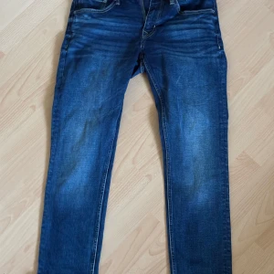 Blå jeans från Crocker - Säljer ett par klassiska blå jeans från Crocker med snygg tvätt och raka ben i storlek W30/L32. Säljer eftersom de inte kom till användning. Jeansen har aldrig används och är i ett mycket bra skick. Perfekta för dig som gillar en tidlös stil och vill ha ett par jeans som funkar till det mesta.