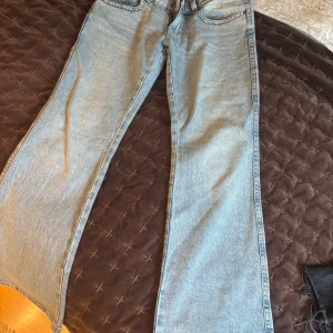 Ljusblå bootcut leg jeans från Perfect Jeans - Säljer ett par ljusblå jeans från Perfect Jeans i modell wide leg. Byxorna har hög midja, klassiska fem fickor och stängs med dragkedja och dubbla knappar. Perfekta för en avslappnad och trendig stil.