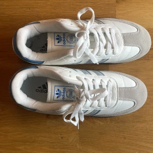Adidas Samba ljusblå stl 40 - Säljer ett par fräscha Adidas Samba.  Aldrig använt bara provat, storlek 40 men upplever dom som mycket mindre. Skriv gärna prisförslag, jag vill bara få bort dom.💕 #adidas #sambas #street