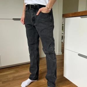 Jack & Jones Chris Jeans - Säljer dessa Jack & Jones Chris jeans – rak passform i färgen svart. Jeansen har klassisk design med fem fickor och knappgylf. Ordinarie pris: 599 kr