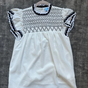 Söt vit sommartopp - Vit kortärmad blus med broderier på bröstet😇