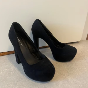 Svarta pumps med hög klack - Säljer ett par klassiska svarta pumps från hm med rund tå och hög klack. Skorna är i mocka-liknande material och passar perfekt till dig som vill ha en stilren och tidlös look. Pris kan diskuteras 