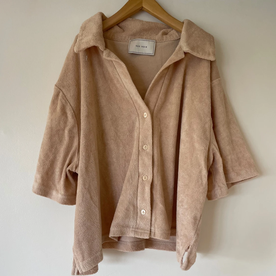 Beiga frottéset från neo noir - 2