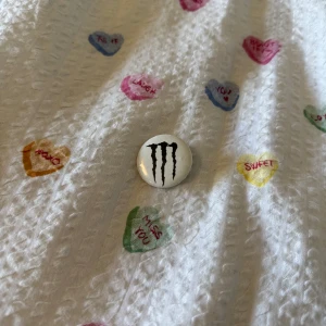 Monster ultra white pin - Säljer denna då den inte kommer till användning. 3cm i diameter :3