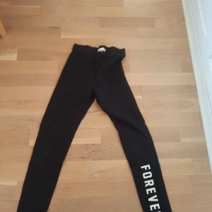 Träningsbyxor barn - Högmidjade och kan användas för träning men bomullstyg!