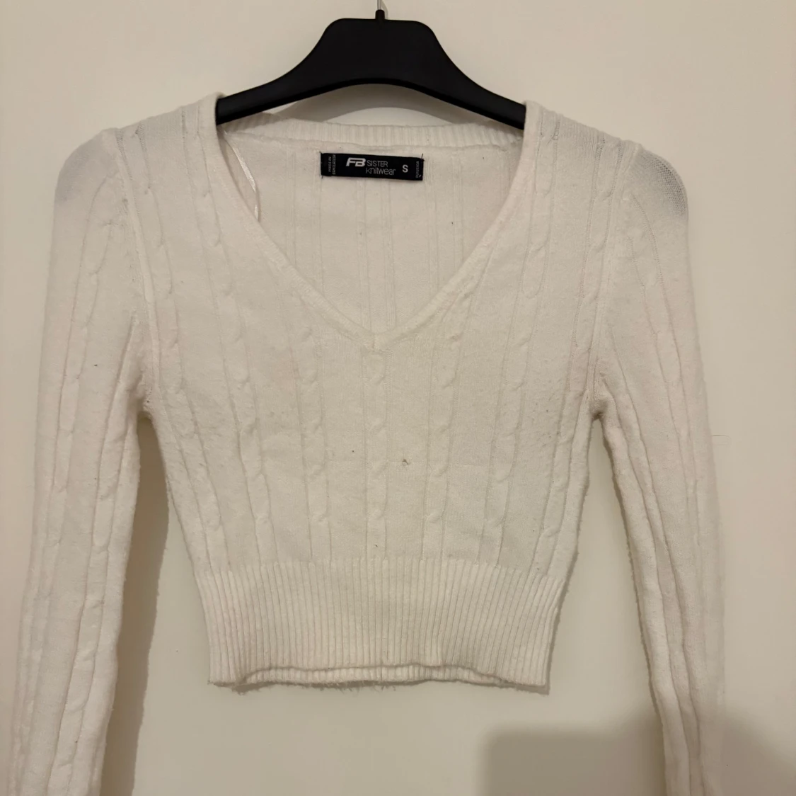 Vit stickad croppad tröja från FB Sister