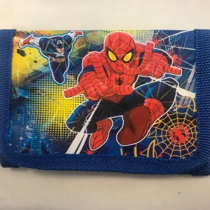 Blå plånbok med Spiderman-motiv - Cool blå plånbok med färgglada Spiderman-tryck och superhjältar på båda sidor. Perfekt för att hålla koll på pengar och kort. Plånboken har en mjuk textilram och stängs med kardborre. Ny 