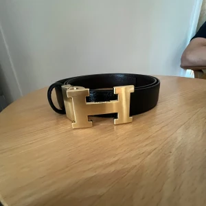 H bälte - Aldrig använt Svart fint bälte som passar alla den har inga i tryckta hål men det går lätt att fixa. Pris kan discuteras har du några frågor så är det bara att ställa 