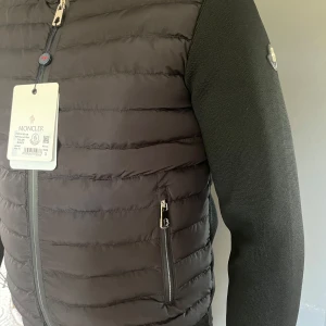 Svart moncler cardigan - Snygg moncler cardigan i nytt skick, storlek 3 vilket motsvarade xl. Men passar bättre som en L