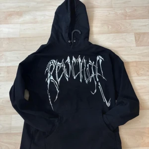 Hoodie - Svart hoodie, size M lite oversized på mig (jag är 158cm) 
