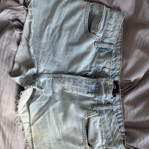 Lågmidjade jeansshorts  - Lågmidjade jeansshorts från lager 157. Slutsålda. Liten fläck på bild 3. 