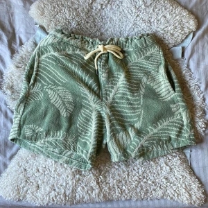 Gröna frottéshorts med mönster från OAS - Säljer dessa enormt snygga och trendiga soft terry cotton shorts från OAS med ljusa bladmönster. Shortsen har snörning i midjan och sidofickor, perfekta för varma dagar. Tillverkade i 100% bomullsfrotté för extra komfort. De är i princip helt nya och ligger runt 1200kr nypris, de befinner sig i skick 9.5/10! Tveka inte på att höra av dig vid frågor eller funderingar ⭐️