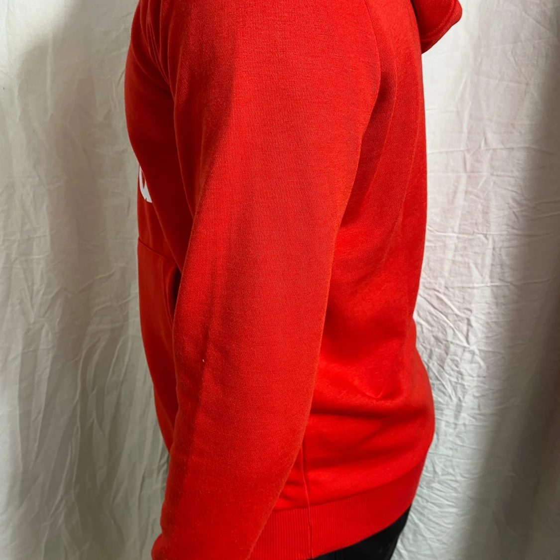 Röd Adidas hoodie med vit logga - 1