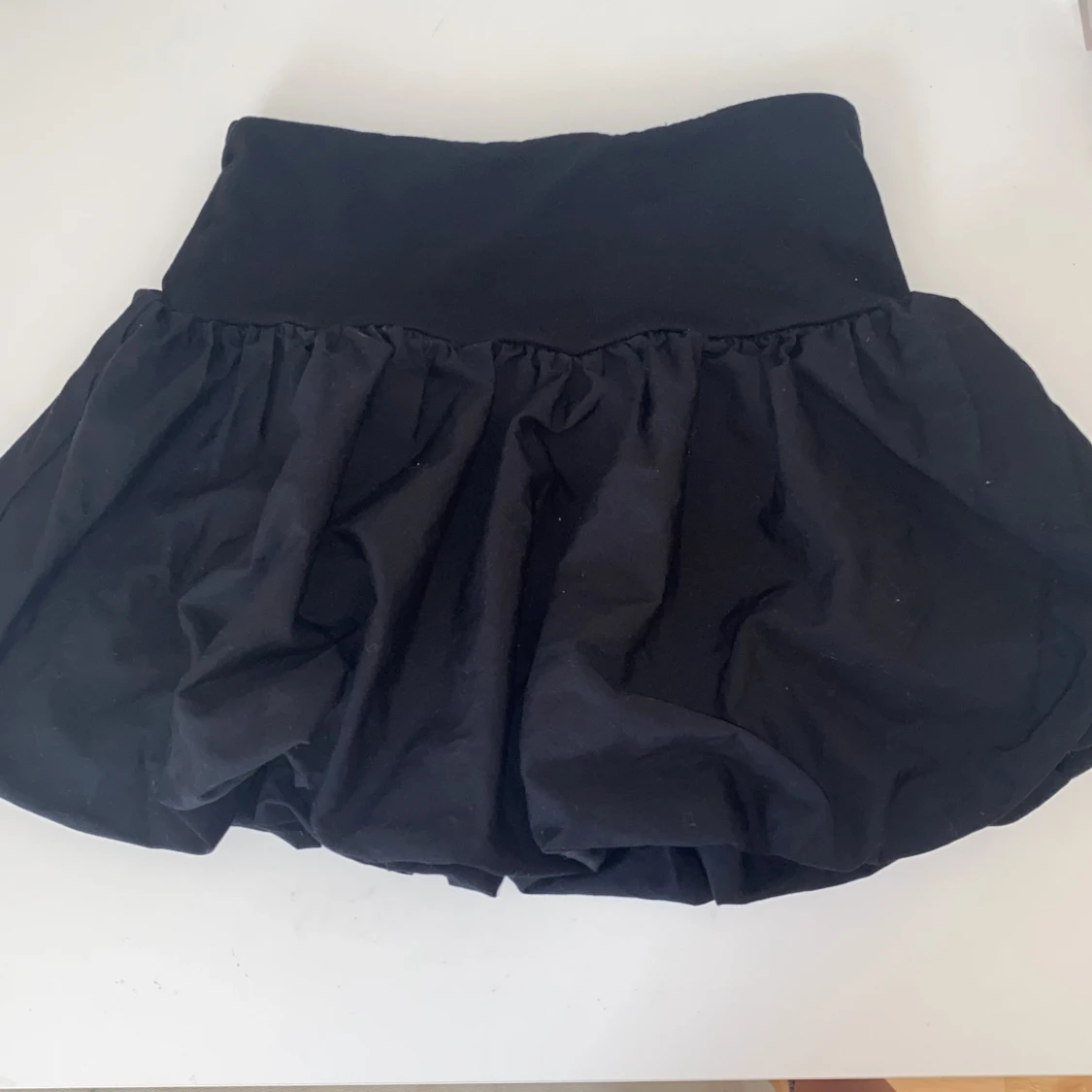 Svart volangkjol från Gina Tricot