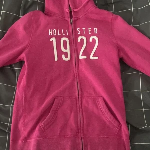 Hollister zip hoodie - Skit snygg hollister zip hoodie, storlek S. Säljer för den är för liten och skulle säga att den passar för s/xs, då den ser väldigt liten ut💕