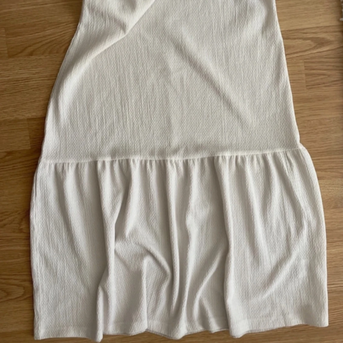 Vit långklänning med smala axelband - 2