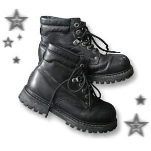 Svarta boots I läder - ☆ Rejäla boots I läder, 39or men är lite stora i storleken, har varit använda och finns lite slitage på ytan vilket syns i bilderna, annars jättecoola! ☆