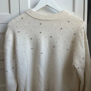 Söt Stickad Tröja Med Pärlor H&M - Fin stickad tröja med söta pärlor. Använt fåtal gånger, lite nåprig. Pris kan sänkas!!!☀️☀️💕