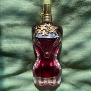Jean Paul Gaultier La Belle - 50 ml men ej full flaska. Köpt hos Notino 🍐🍦Originalförpackningen kommer med.