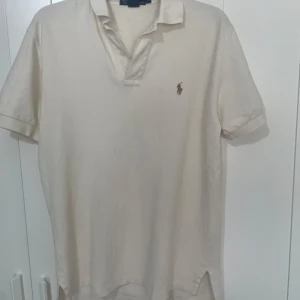 Vit pikétröja från Polo Ralph Lauren - Tvär fet vit pikétröja från Polo Ralph Lauren. Den har bra skick skulle säga en 7/10. Riktigt skön sommar piké för någon som vill ha go stil, skulle säga att storleken är S/M