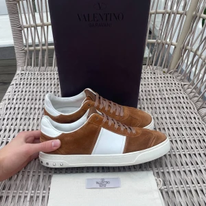 Valentino flycrew(nyskick) - Hej! Säljer nu dessa svin feta valentino flycrew. Skorna är i mycket nytt skick! Har box och dustbag. Hör av dig vid frågor