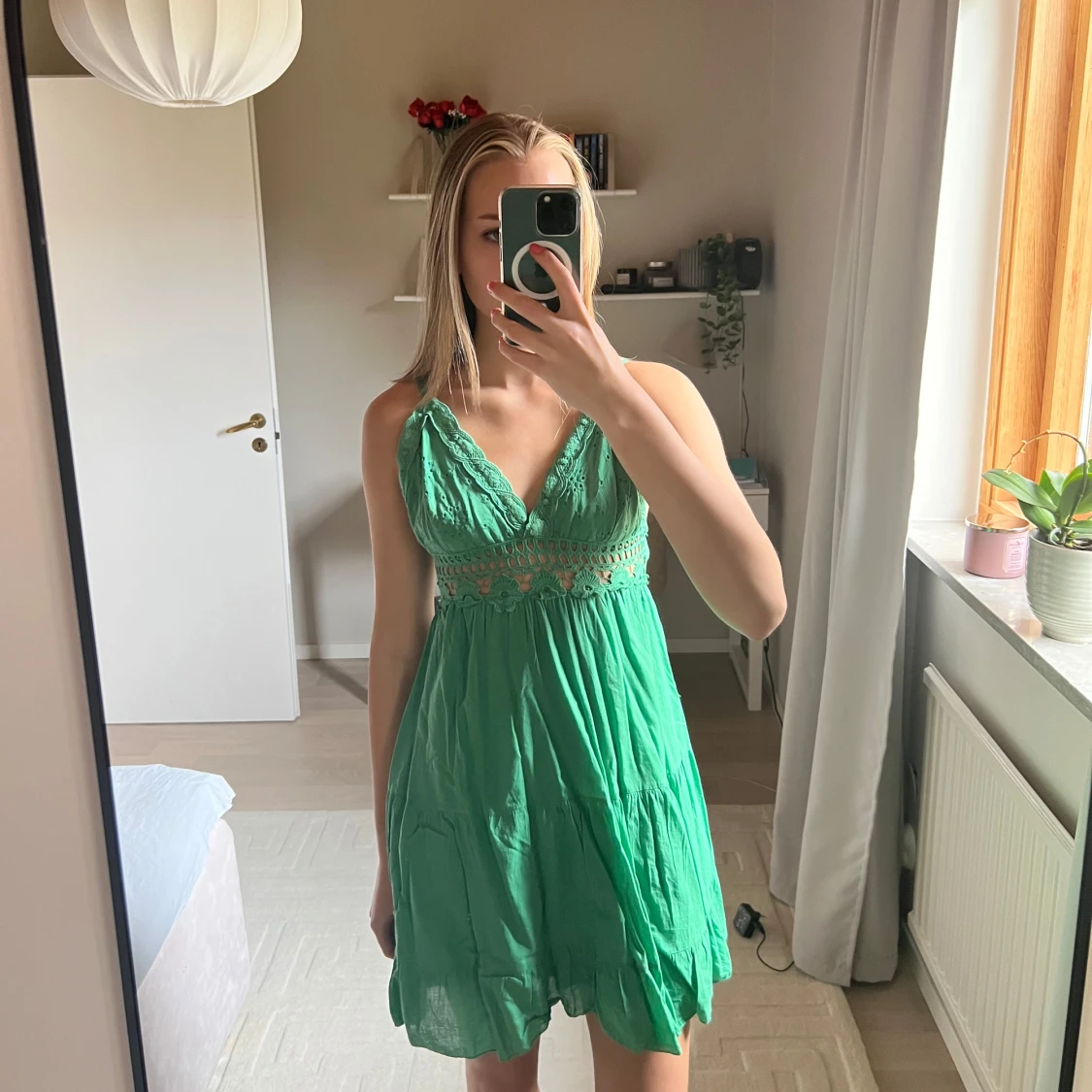 Grön sommarklänning med spetsdetaljer