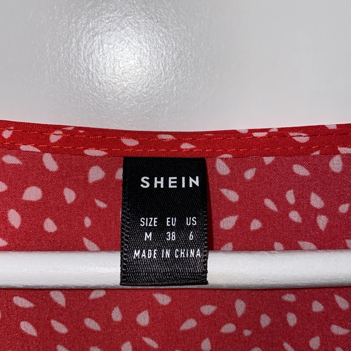 Röd omlottklänning med knyt från SHEIN - 3